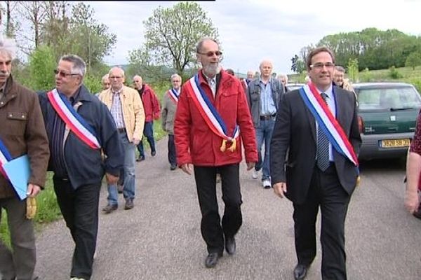 Les élus dont le député maire UMP Jean-Marie Sermier ont interrompu les travaux le temps de leur manifestation 