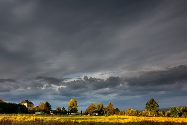 Un ciel très nuageux et quelques éclaircies dans le ciel Normand de ce DIMANCHE.