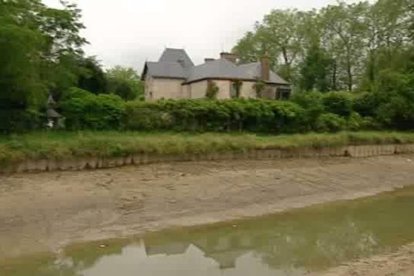 Le canal de Briare est à sec sur 9 kilomètres entre l'écluse de Montambert et celle de Montbouy, suite à le rupture de la digue au lieu-dit " les petits fourneaux", dans le Loiret. 