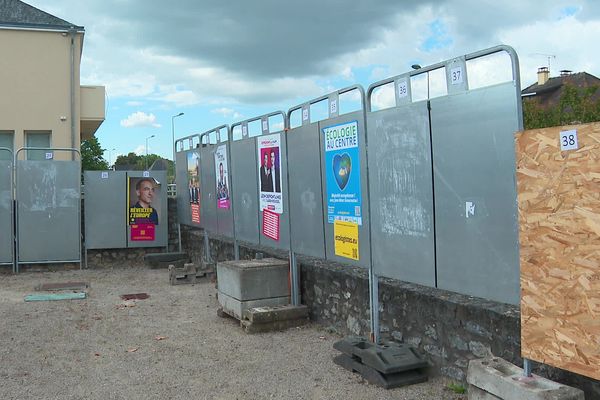 Aux affiches des élections européennes vont rapidement succéder celles des élections législatives