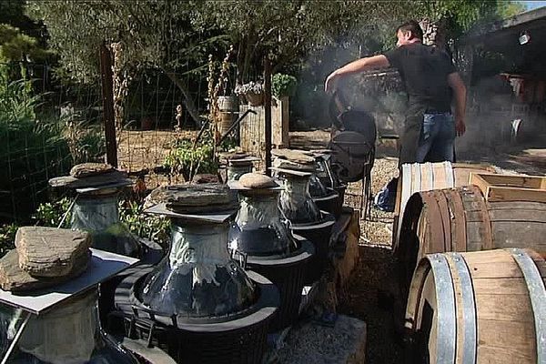 Cyril Codina teste en permanence des nouvelles recettes pour aromatiser des vinaigres d'exception dans son atelier de Ferrals-les-Corbières.