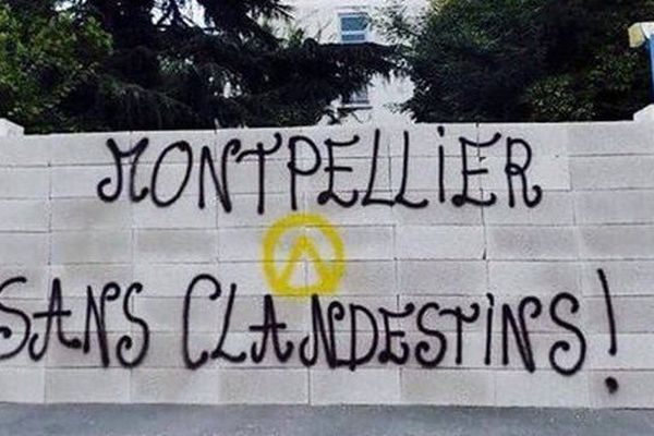 Des identitaires ont dressé ce mur devant le futur centre pour migrants à Montpellier - septembre 2016