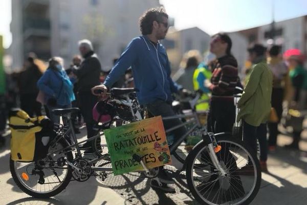 La marche festive en soutien à la ferme urbaine des Pradettes à Toulouse