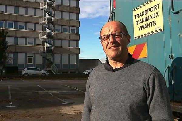 Dominique Dornier a stationné son camion d'animaux devant la DDT, la direction départementale des territoires à Besançon. 