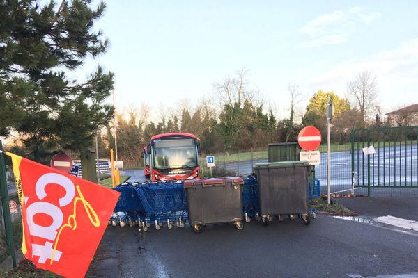 Les dépôts de bus sont bloqués à Angoulême