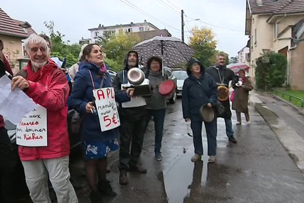 Les Insoumis jouent de la casserole devant la permanence de la député du Doubs Fannette Charvier