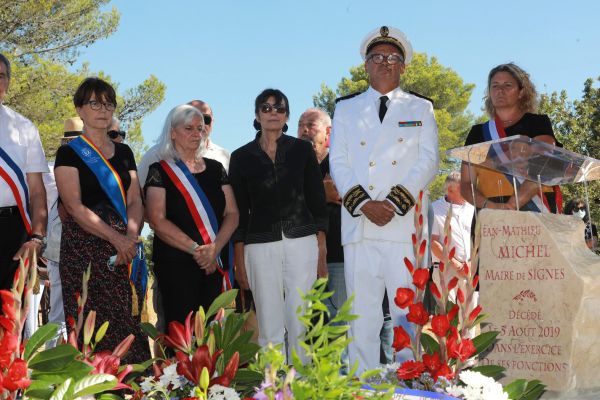 Une stèle est inaugurée à Signes, dans le Var, en hommage au maire "décédé dans l'exercice de ses fonctions" 