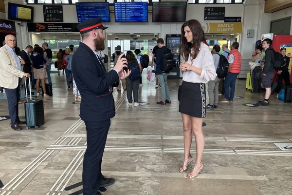 Démonstration de l'application en gare de Reims entre un agent SNCF et Sophie Vouzelaud, première dauphine de Miss France 2007 et sourde de naissance.