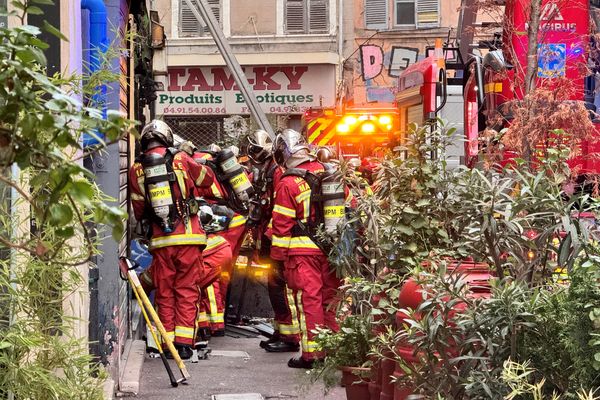 Le feu a pris vers 5h30 ce samedi 26 octobre dans un commerce au rez-de-chaussée d'un immeuble du quartier Noailles, dans le 1er arrondissement de Marseille.