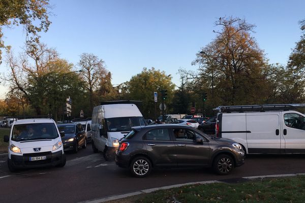 D'importantes perturbations Porte de La Muette, à Paris, le 6 novembre 2017, en raison d'un mouvement de protestation des forains.