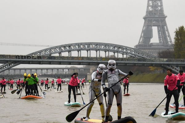 Le 3 décembre dernier, des amateurs de paddle ont descendu la Seine déguisé en Stormtrooper