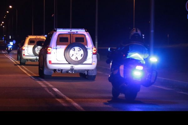 Des policiers escortent le convoi transportant Salah Abdeslam, suspect clé des attentats de Paris, de la maison d'arrêt de Fleury-Merogis vers le palais de Justice de Bruxelles où il doit être jugé, le 5 février 2018