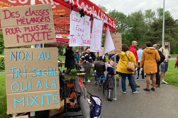 Les personnels des collèges Triolet, Eluard, Alain et Aragon à Vénissieux et Saint-Fons ont animé ce lundi 29 avril un “pique-nique revendicatif” dans le parc des Minguettes pour discuter de la réforme avec les parents d’élèves.