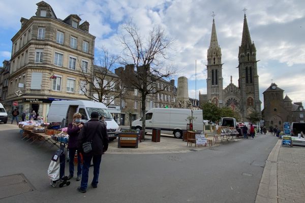 Le marché sur le parvis de l'église Notre-Dame à la Ferté-Macé