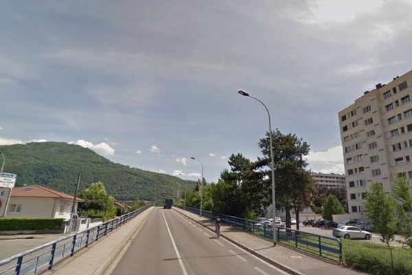 L'accident s'est produit sur ce pont enjambant la Rocade sud, à Saint-Martin-d'Hères.