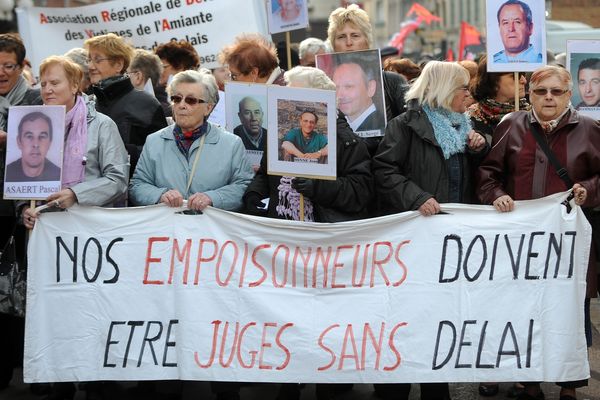 Une manifestation des "veuves de l'amiante"... en 2010 !