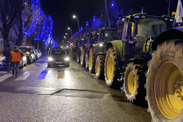 Une centaine de tracteurs convergent depuis le début de soirée en direction du centre-ville de Rodez (Aveyron).