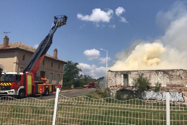 Le feu s'est déclaré à l'intérieur d'une centrale hydroélectrique située à Lespinasse (31).