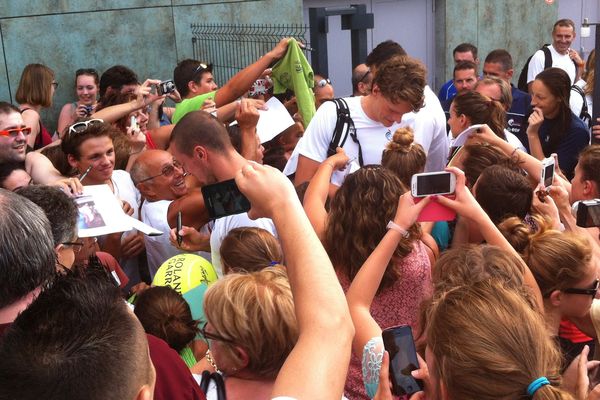 Les nageurs français se sont offerts un bain de foule en quittant la piscine olympique de Dijon, après l'entraînement ouvert au public.