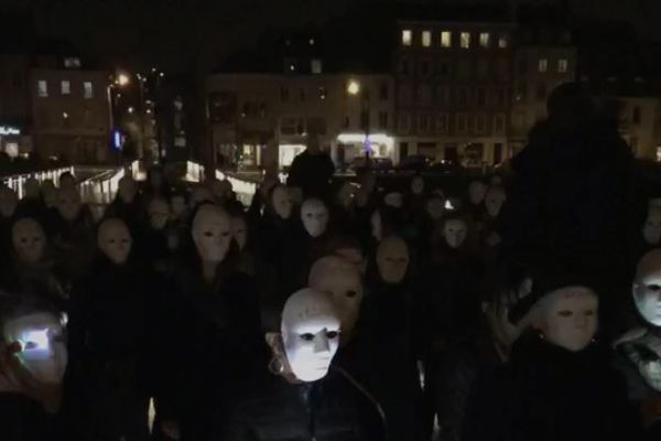 Une centaine de militants masqués s'est rassemblée à Cherbourg le 25 novembre pour dire non aux féminicides. 