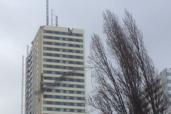 A Bagnolet (Seine-Saint-Denis), une antenne relais est tombée sur un immeuble d’habitation. L’accident a fait un blessé léger vers 6h00.