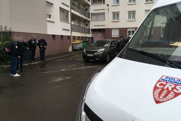 Rue Guy Ropartz à Rennes, un dispositif policier pour une reconstitution à la suite du décès de Babacar Gueye en 2015