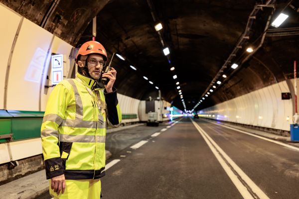 Le tunnel du Mont Blanc va fermer pendant 9 semaines, la nuit seulement, pour permettre les travaux de refection de la dalle de roulement - mars 2024.