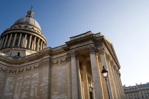 Voltaire, Victor Hugo, Émile Zola, Jean Jaurès, Jean Moulin, André Malraux, entre autres, reposent au Panthéon à Paris. Alexandre Dumas est le dernier à y avoir fait son entrée en 2002.