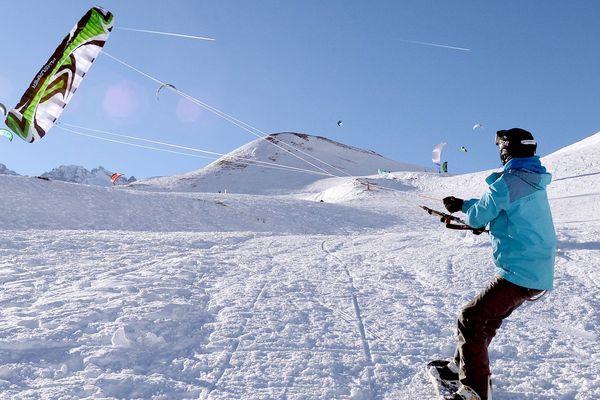 Le col du Lautaret est un haut lieu de la pratique du snowkite,les pratiquants peuvent atteindre des vitesses dépassant les 70 km/h.