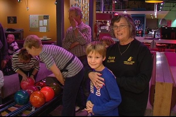 Partie de bowling organisée à Tinqueux entre grands-parents et petits-enfants dans le cadre de la semaine bleue.