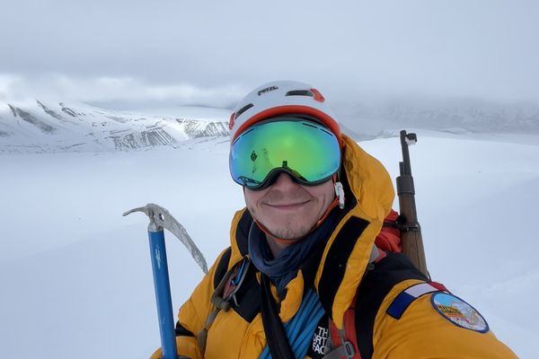 Lucas Van Den Hende sur les terres les plus septentrionales habitées. Dans ses expéditions près de Longyearbyen "il n'est pas rare de plus distinguer le ciel et la terre". Dans son dos un fusil pour se protéger contre les ours polaires.