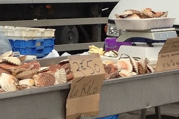 Les pêcheurs dieppois mènent une opération de promotion de la coquille St-Jacques à Paris.