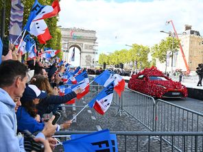 Les spectateurs des JO de Paris 2024 ont pu notamment suivre cette fameuse voiture rouge qui a servi pour les interviews du nageur et champion du monde Théo Curin, dans l'émission de France 3 "Aux Jeux, citoyens".