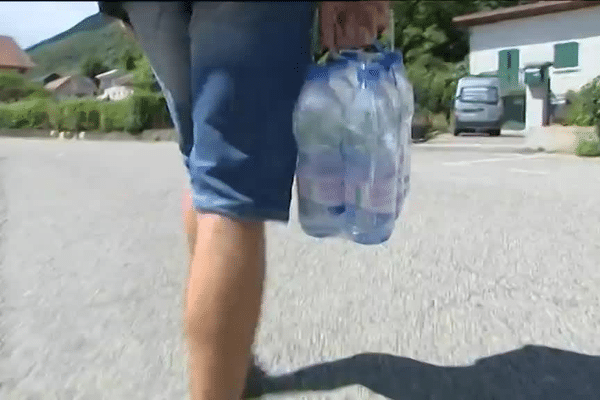 Distribution de bouteilles d'eau dans les hameaux concernés