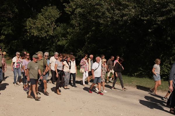 Une soixantaine de personnes ont participé à la marche blanche en hommage à Roberto, ce samedi, à Soyons