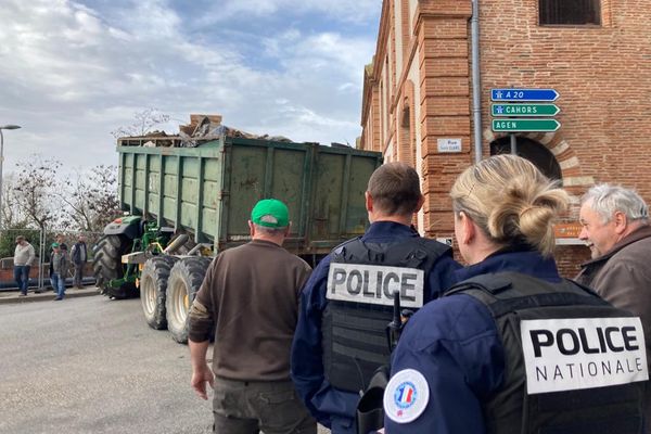 Les agriculteurs du Tarn-et-Garonne, en action, devant la DDT, jeudi 15 février 2024.