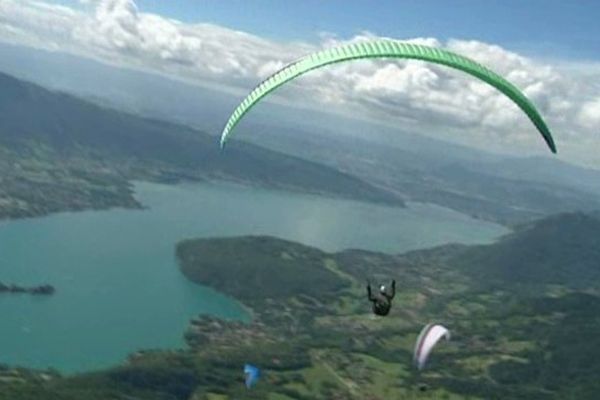 Au-dessus du lac d'Annecy, avec un champion du monde