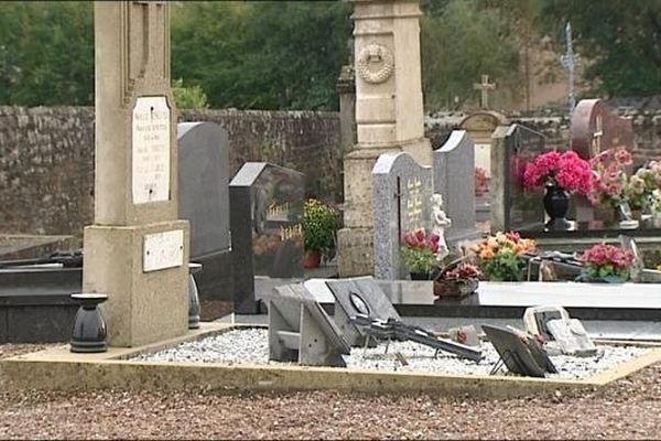 Des tombes dans un cimetière de Haute-Saône