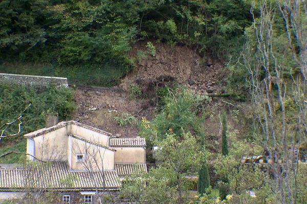 Il y a un, les intempéries faisait s'effondrer cette route à Rochessauve.