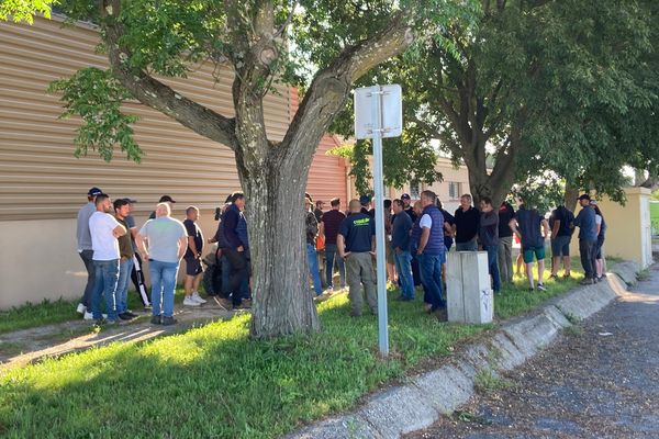 soixante-dix agriculteurs se sont réunis pour manifester leur soutien à leurs collègues convoqués par la gendarmerie de Saint-Chaptes