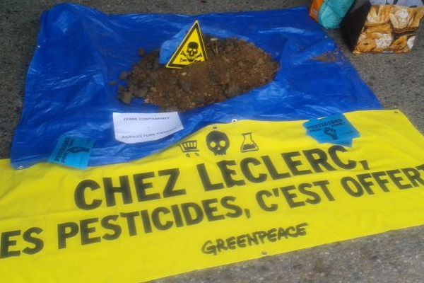 A La Rochelle, un tas de terre a été symboliquement déposé devant le magasin du groupe. 