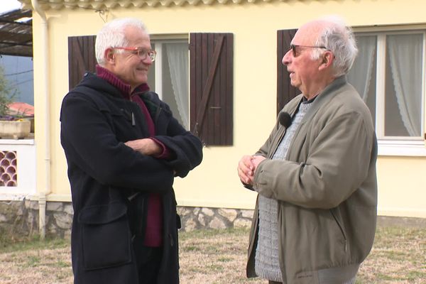 Bernard et Daniel ont installé des panneaux photovoltaïques sur leur toit pour faire des économies d'électricité.