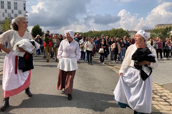 Une balade féministe théâtralisée pour rendre hommage aux luttes féminines à Nantes, le 22 septembre 2024