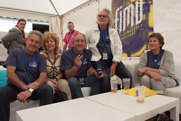 Pilotes de groupes du festival, en pause avant le rush.