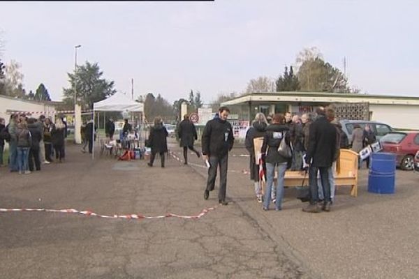 Mardi : la mobilisation au centre hospitallier de Novillars dans le Doubs se poursuit.
Troisième action en cinq mois des salariés de l'hôpital psychiatrique. Aujourd'hui, de 6 h à 15 heures, les grévistes ont décidé de bloquer et de filtrer les entrées de leur lieu de travail. Les salariés contestent la suppression de jours de RTT et la dégradation des conditions de travail