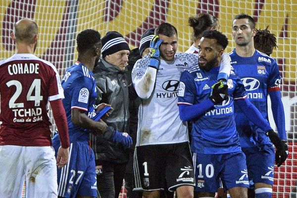 Anthony Lopez samedi soir, après l'explosion de pétards, au stade Saint-Symphorien, à Metz