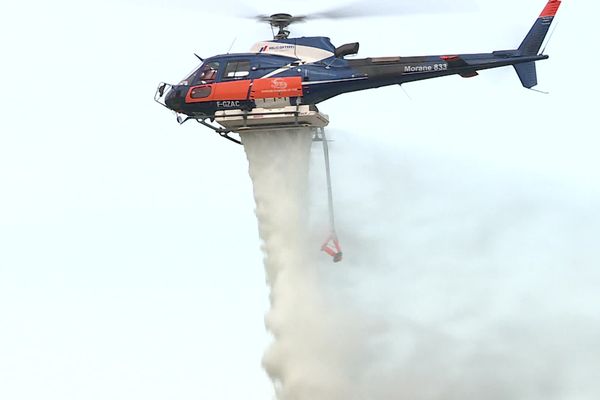 Un des hélicoptères bombardiers d'eau à disposition des pompiers du Var cet été.