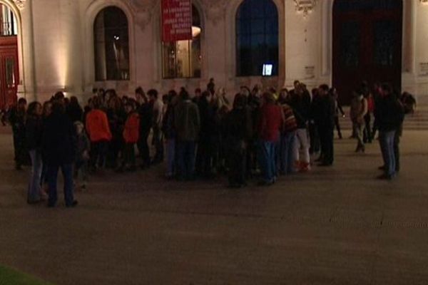 Une trentaine de personnes était rassemblée lundi vers 19h devant l'hôtel de ville de Poitiers.