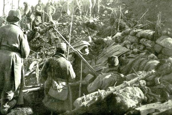 Une tranchée française en Lorraine dans les environs Flirey en 1915