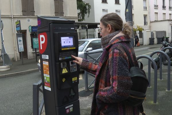 Les automobilistes doivent enregistrer leur plaque sur un horodateur pour bénéficier d'une heure de stationnement gratuite.